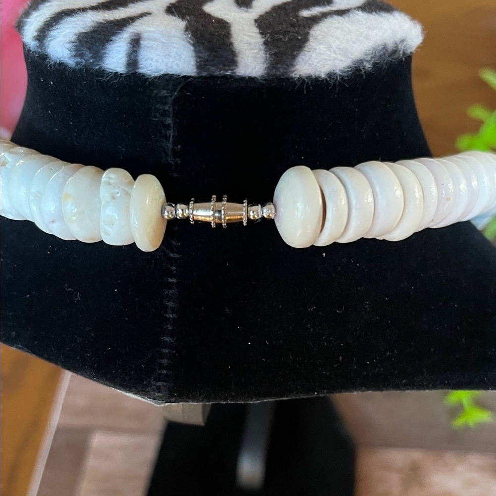 Elegant White Beaded Necklace - Picture 3 of 4